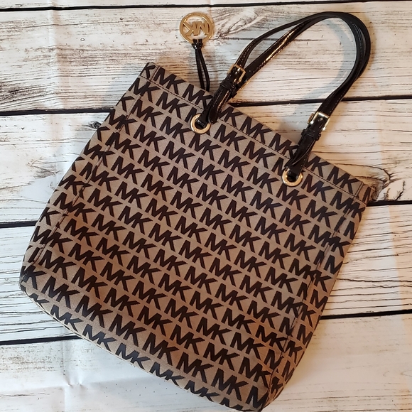 ❌SOLD❌MICHAEL KORS Large Canvas Monogram Tote - Picture 2 of 7